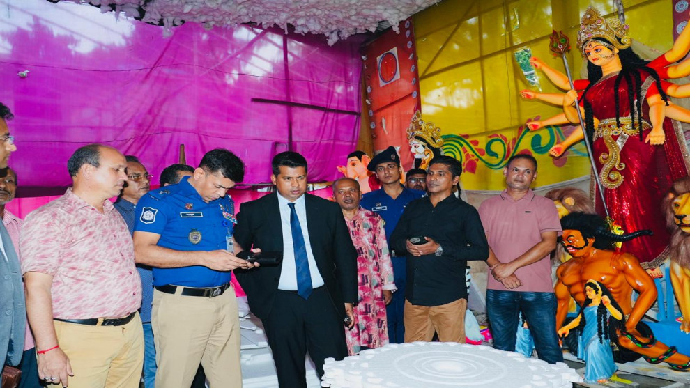 চট্টগ্রামে ৩০০ বছরের পুরোনো পূজামণ্ডপে প্রথমবার একসঙ্গে ডিসি-এসপি