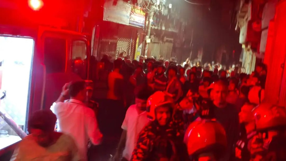 চকবাজারে ভয়াবহ আগুন, সরু গলি ও পানি স্বল্পতায় বেগ পেতে হচ্ছে ফায়ার সার্ভিসকে