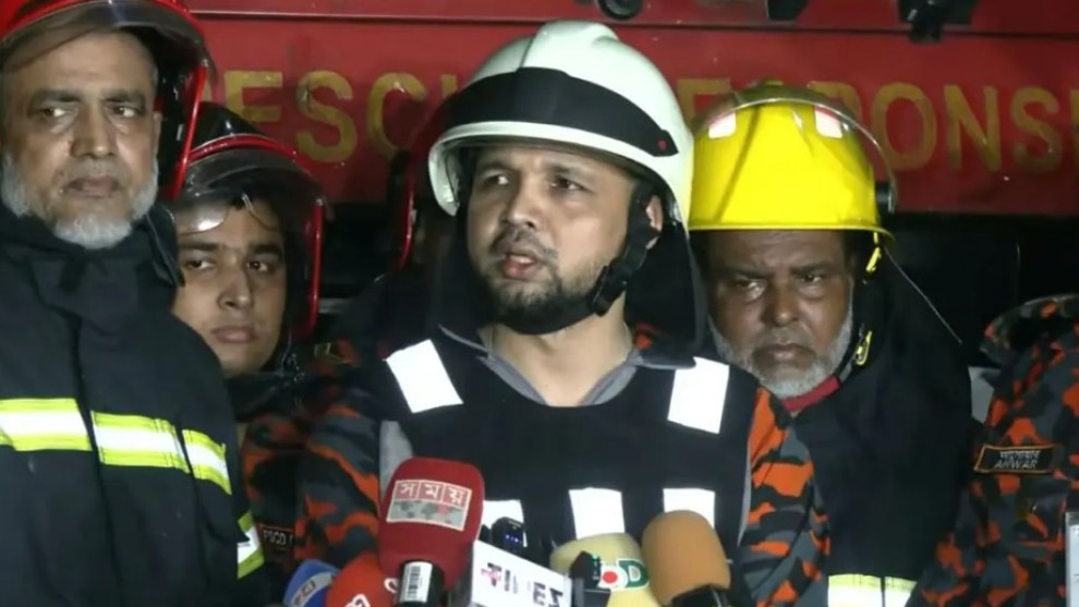 পুরোপুরি নিয়ন্ত্রণে আসেনি চকবাজারের আগুন, কাজ করছে ১২ ইউনিট