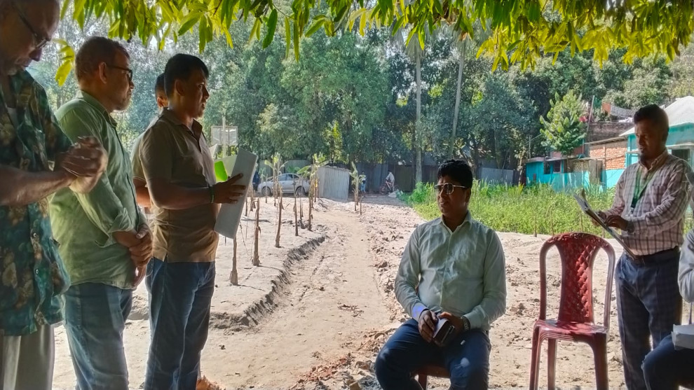 কালীগঞ্জে বিরোধপূর্ণ জমি পরিদর্শনে সহকারী কমিশনার (ভূমি), রায় না হওয়া পর্যন্ত বালু ভরাটে নিষেধাজ্ঞা