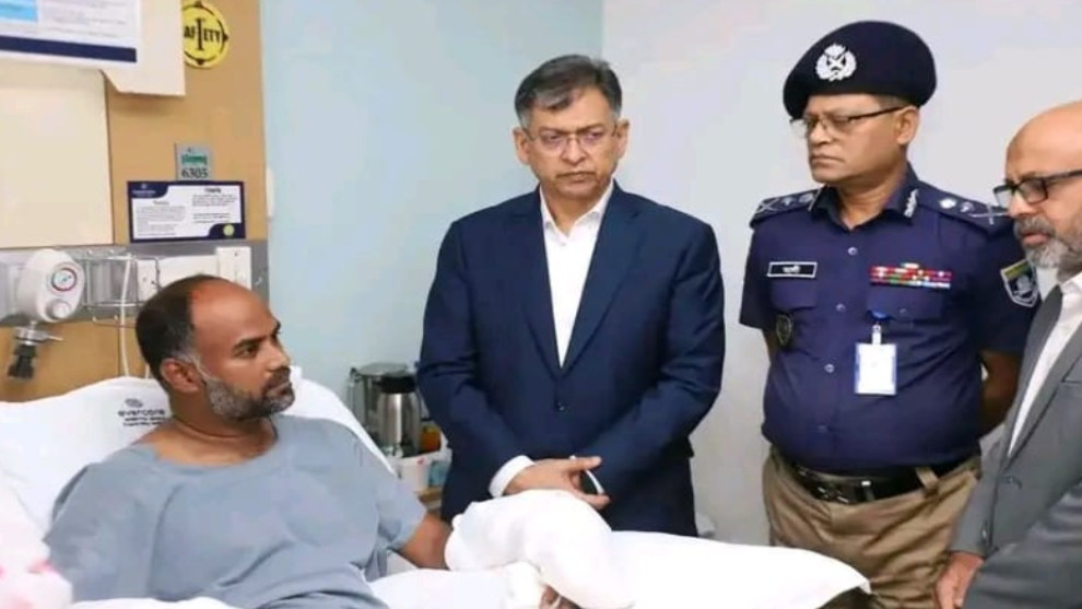 আহত পুলিশ পরিদর্শক শাহ আলমকে দেখতে হাসপাতালে স্বরাষ্ট্রমন্ত্রী
