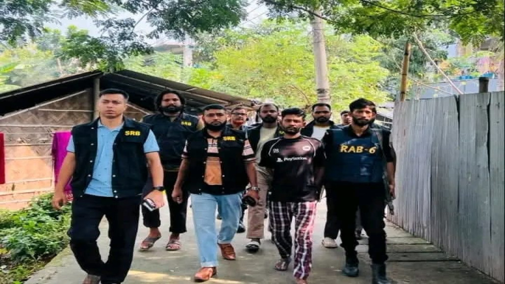 খুলনায় পুলিশ পরিদর্শককে চাপাতি দিয়ে জখম, প্রধান আসামিসহ গ্রেপ্তার ২