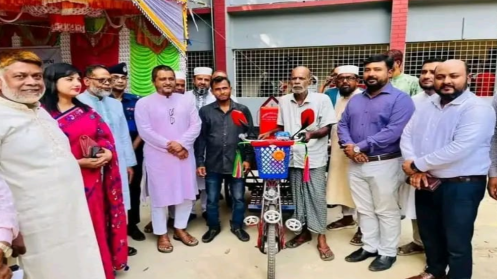 চুয়াডাঙ্গায় প্রতিবন্ধী সন্তানের বাবার মুখে হাসি ফেরালেন এমপি রাসেল