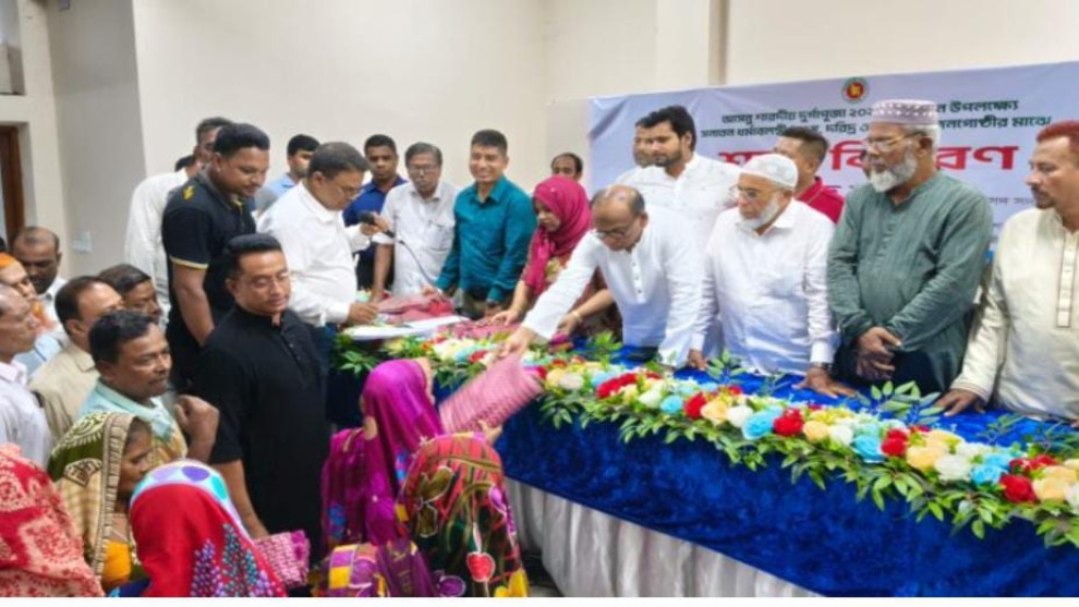শরীয়তপুরে দুর্গাপূজা উপলক্ষে অসহায়দের মাঝে শাড়ি বিতরণ করলেন এমপি সাঈদ আহমেদ আসলাম