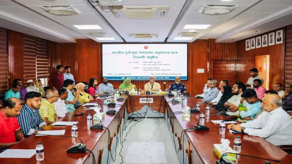 বান্দরবানে দুর্গাপূজা উপলক্ষে পূজামণ্ডপে সরকারি অনুদানের চেক বিতরণ