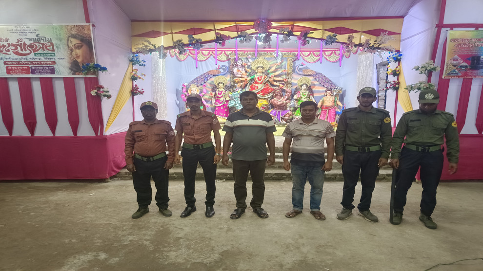 পাবনায় কালিমাতা মন্দিরের পূজামণ্ডপ পরিদর্শন করলেন ওয়ার্ড দলনেতা আরিফুল ইসলাম