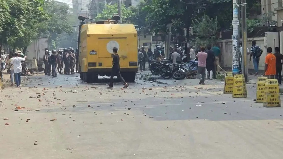উত্তরায় পোশাকশ্রমিকদের ছত্রভঙ্গ করতে জলকামান-সাউন্ড গ্রেনেড