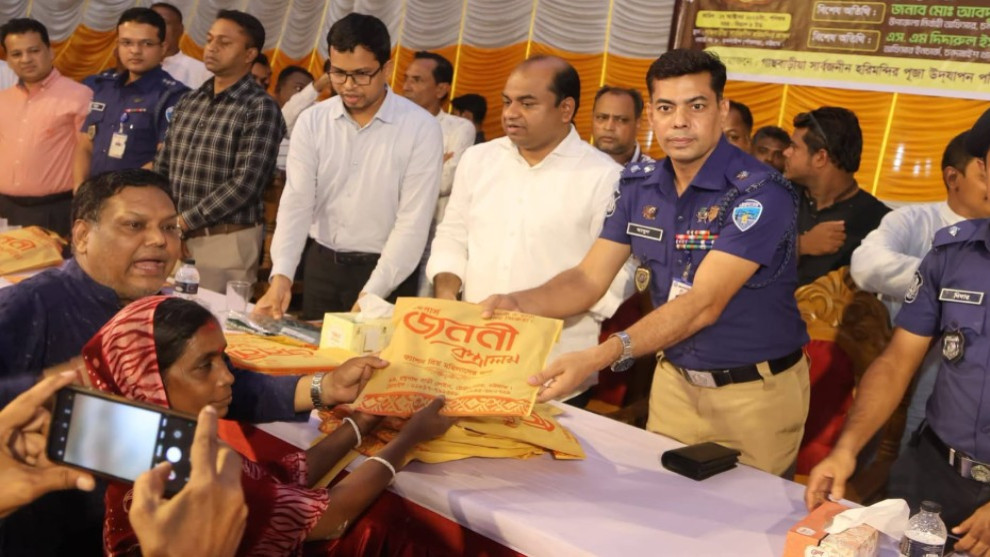 চন্দনাইশে হরিমন্দিরে বস্ত্র বিতরণ, উপস্থিত ছিলেন পুলিশ সুপার