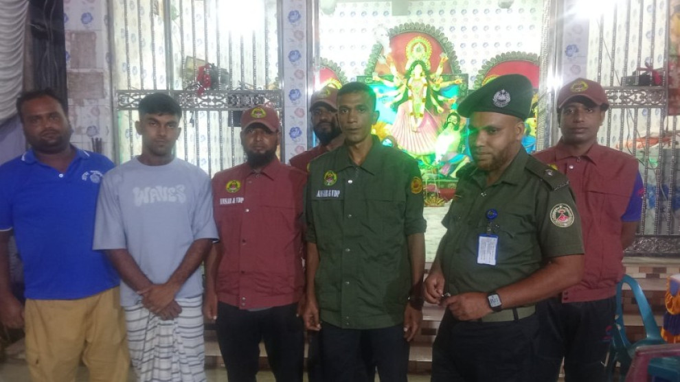 পাবনার ফরিদপুরে বিভিন্ন পূজামণ্ডপ পরিদর্শনে উপজেলা আনসার ও ভিডিপি কর্মকর্তা