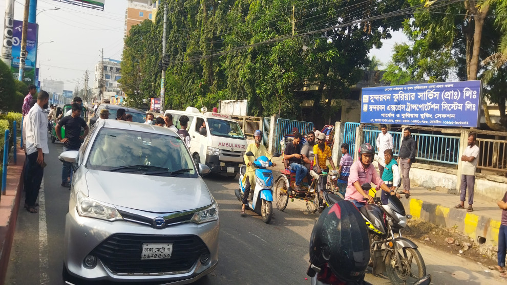 খুলনা নিউমার্কেটের সামনে দুই গাড়ির সংঘর্ষ, অল্পের জন্য রক্ষা আরোহীরা