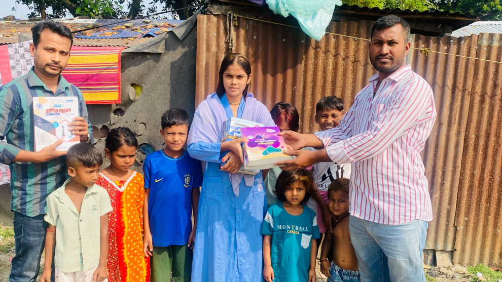 অভাবের বাধা পেরিয়ে পড়াশোনা, সহায়ক বই পেয়ে খুশি বেলা রানী