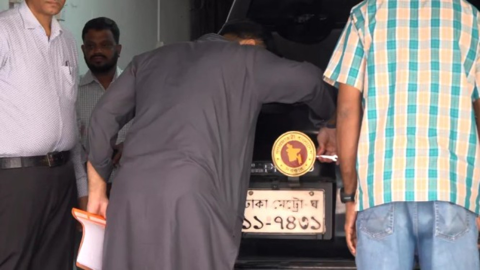 গাড়ি থেকে নিজ হাতে সরকারি লোগো খুললেন ইশরাক