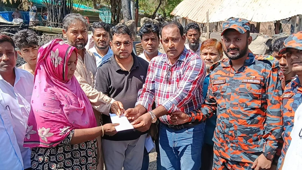 কুতুবদিয়ায় আগুনে নিঃস্ব ১৩ পরিবার, পাশে দাঁড়াল কোস্ট ফাউন্ডেশন