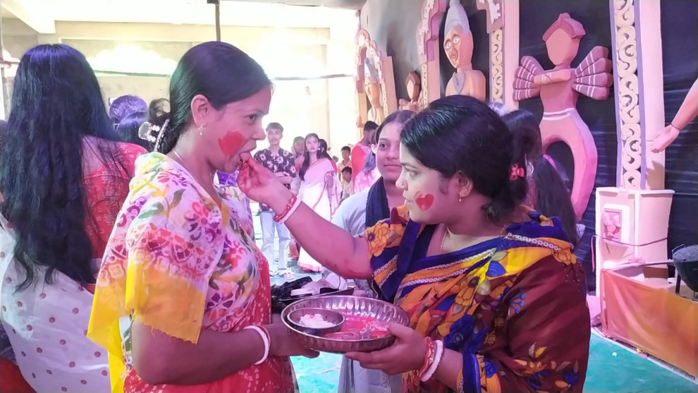 সিঁদুরের রঙে বিদায় দুর্গার, খাগড়াছড়িতে ‘আসছে বছর আবার হবে’ ধ্বনি