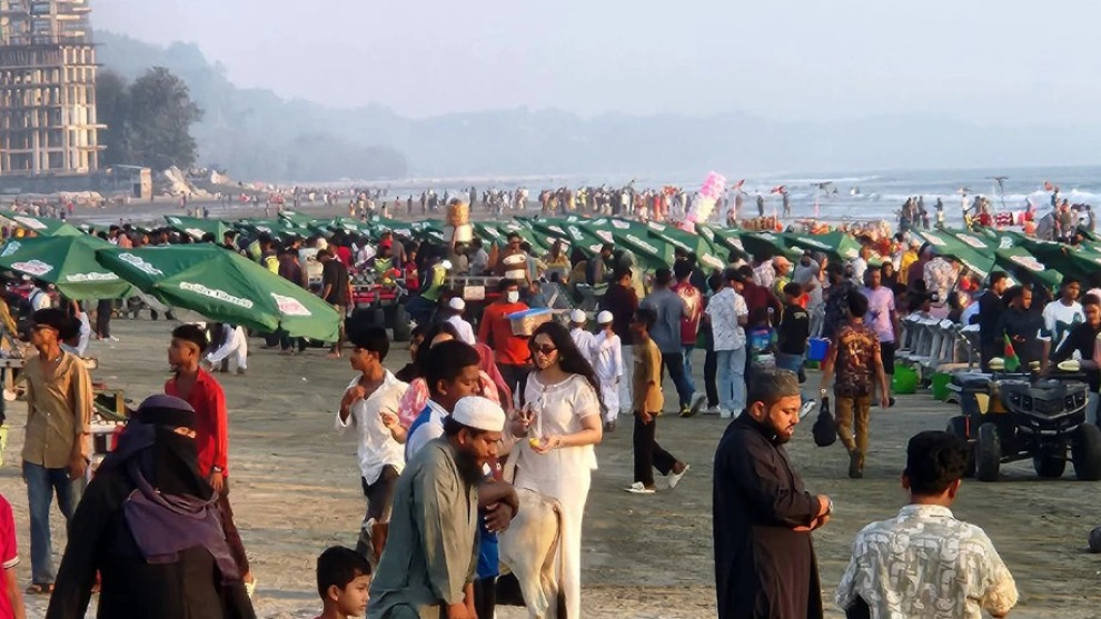 টানা ছুটিতে কক্সবাজারে পর্যটকের ঢল, রিসোর্টে আগুনের পর নিরাপত্তায় বাড়তি নজরদারি