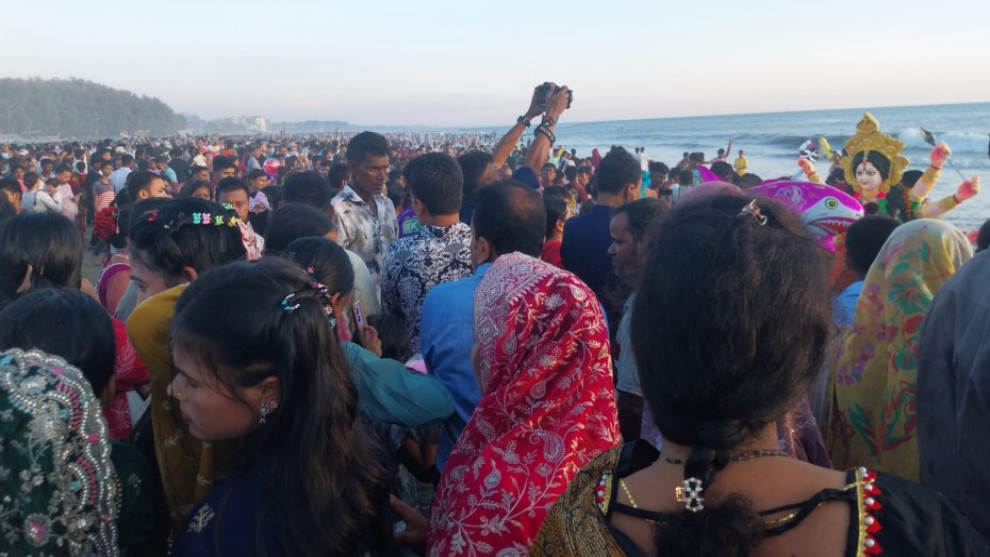 প্রতিমা বিসর্জন ঘিরে কক্সবাজার সৈকতে পর্যটক-পুণ্যার্থীদের ঢল
