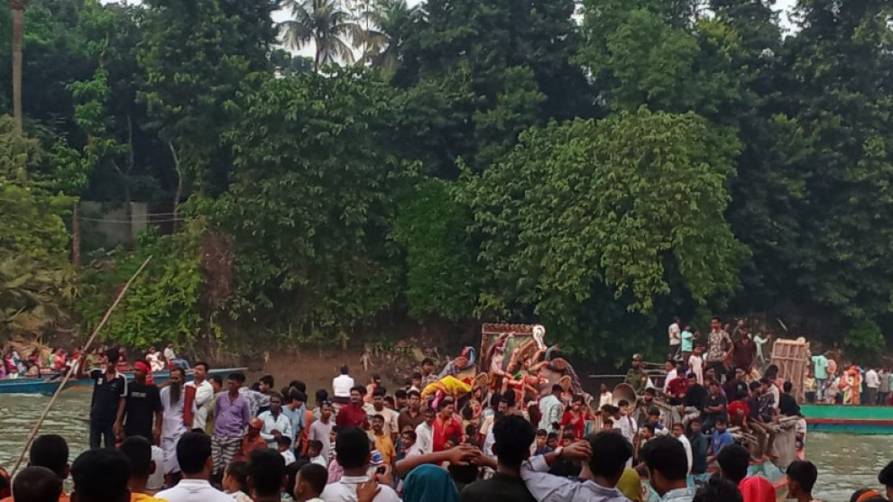পাবনার বড়াল নদীতে উৎসব-আনন্দে দুর্গাপ্রতিমা বিসর্জন