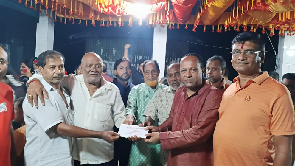 ফরিদপুরে ১০ পূজামণ্ডপে কৃষক দল নেতা মামুনের আর্থিক সহযোগিতা