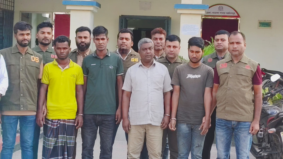 পাবনায় ডিবির পৃথক অভিযানে আগ্নেয়াস্ত্রসহ গ্রেপ্তার ৪