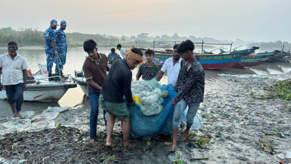 শরীয়তপুরে দেড় লাখ মিটার কারেন্ট জাল জব্দ, আগুনে পুড়িয়ে ধ্বংস