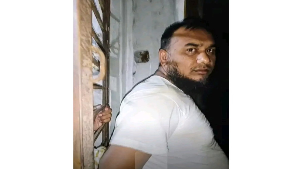 পাবনায় ছাত্রীকে ধর্ষণচেষ্টার অভিযোগ, মাদ্রাসা ও শিক্ষকের বাড়িতে আগুন