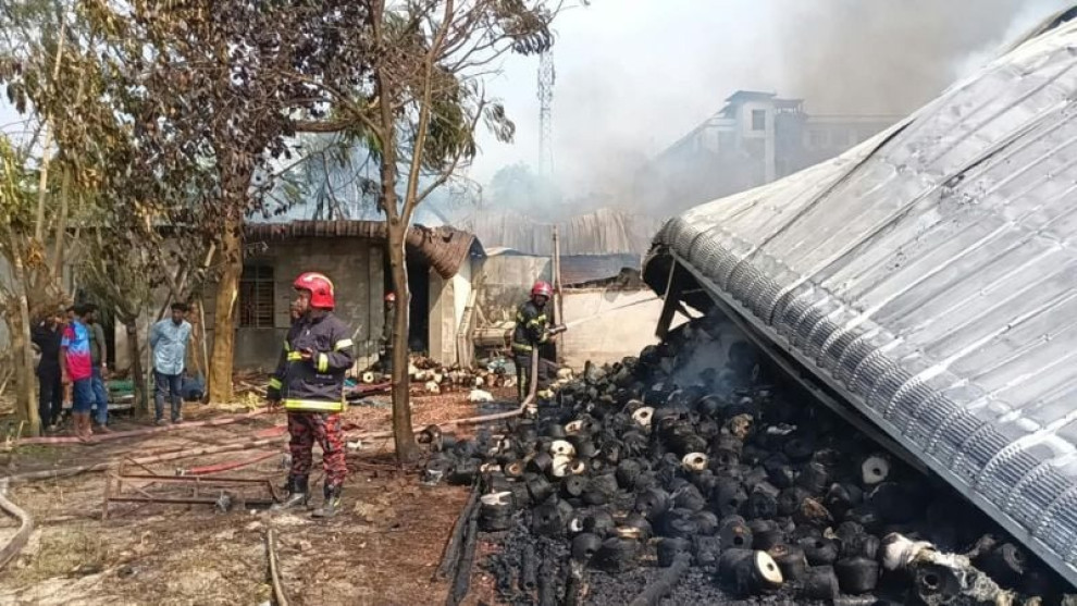 গাজীপুরে ভয়াবহ আগুন, সাড়ে তিন ঘণ্টার চেষ্টায় নিয়ন্ত্রণে