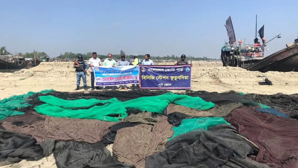 কুতুবদিয়া চ্যানেলে ৩০টি বেহুন্দি জাল জব্দ, জনসম্মুখে পুড়িয়ে ধ্বংস