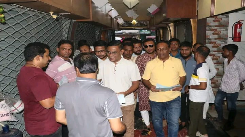 লনায় জ্বালানি তেল বিতরণ নিয়ে জনসচেতনতায় যুবদলের লিফলেট বিতর