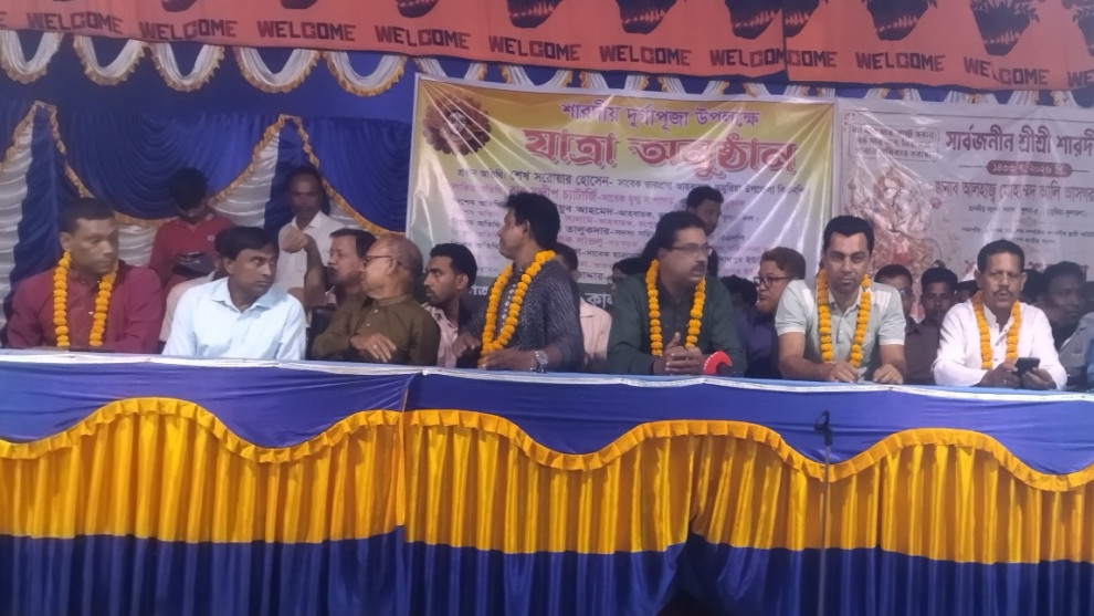 খুলনায় দুর্গাপূজা উপলক্ষে মঞ্চস্থ ‘অভাগীর কান্না’, দর্শকদের ঢল