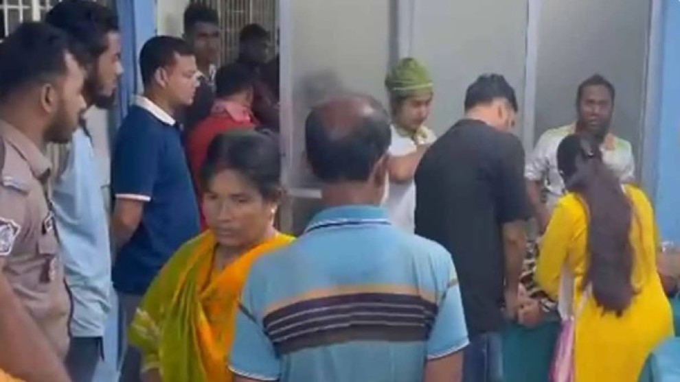 খুলনায় মুদি দোকানিকে গুলি, পেটে গুলিবিদ্ধ হয়ে হাসপাতালে
