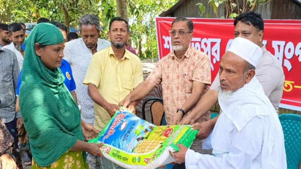 শরীয়তপুরে ১০০ দরিদ্র পরিবারের মাঝে চাল বিতরণ করলেন স্পেনপ্রবাসী