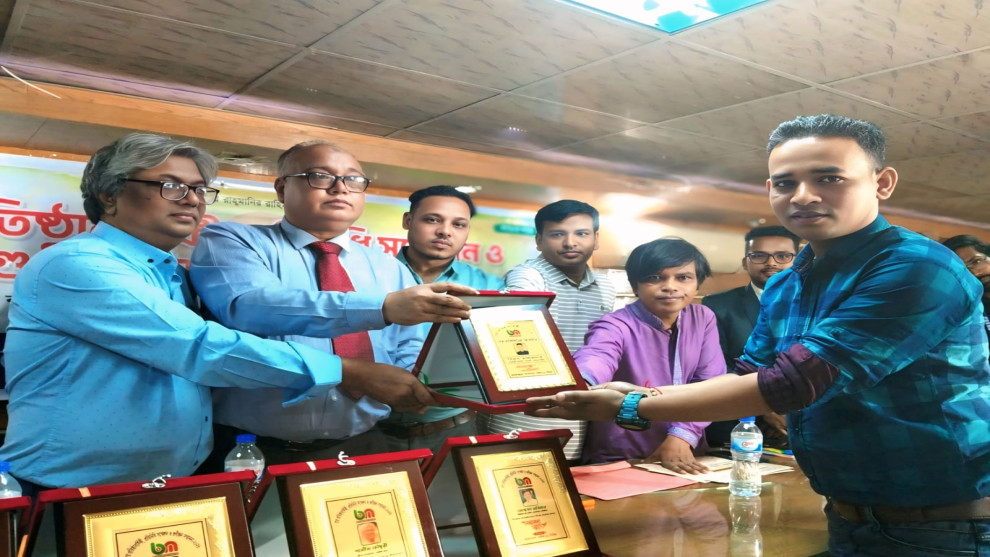 বাংলাদেশ মেইলের বর্ষসেরা মাল্টিমিডিয়া রিপোর্টার সম্মাননা দেওয়া হয় বিপ্লব তালুকদার,কে
