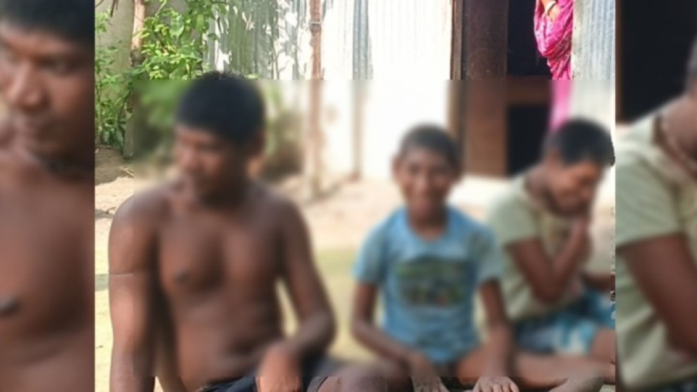 দিনে আয় ৪০০ টাকা, তিন প্রতিবন্ধী সন্তান নিয়ে দিশেহারা বাবা