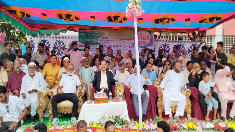 কালীগঞ্জে দেড় লাখ টাকার ফুটবল টুর্নামেন্টের ফাইনাল, চ্যাম্পিয়ন খিদিরপুর একাদশ
