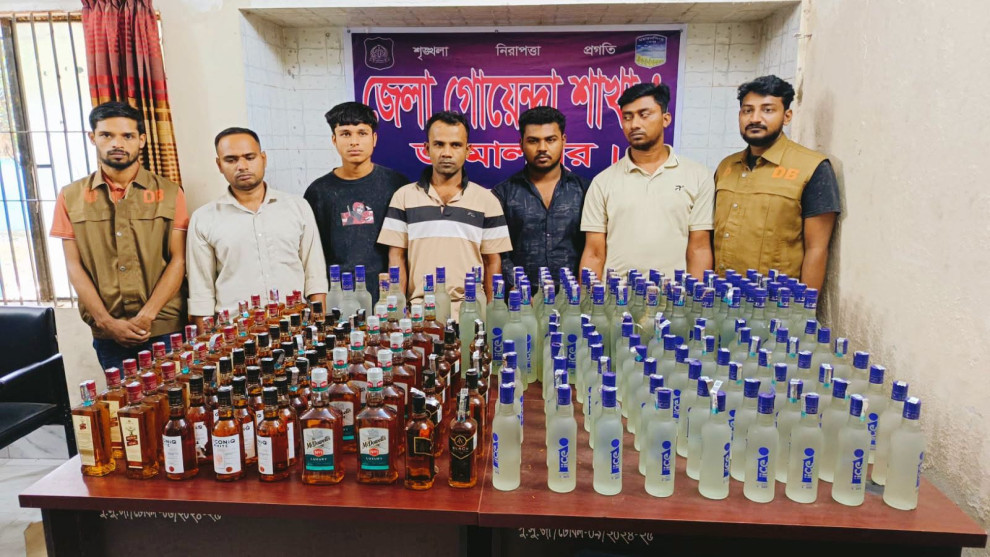 বকশীগঞ্জে ছাত্রদল নেতাসহ ৫ জন আটক, ২১৭ বোতল ভারতীয় মদ জব্দ
