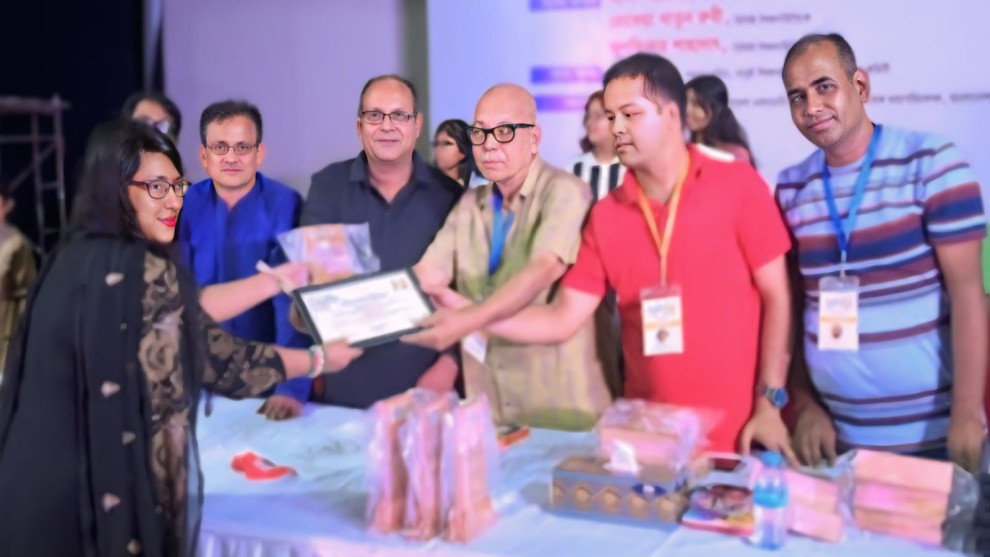 ‘পিঁপড়ে ও হাতির যুদ্ধ’ বইয়ের জন্য বাবুই বেস্ট সেলার অ্যাওয়ার্ড পেলেন তুলতুল