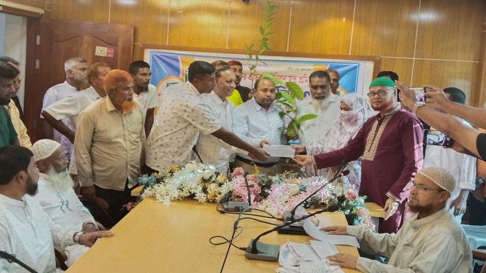 বগুড়ায় মৃত মোটর শ্রমিকের পরিবারের  পাশে দাঁড়ালেন মোটর শ্রমিক ইউনিয়ন