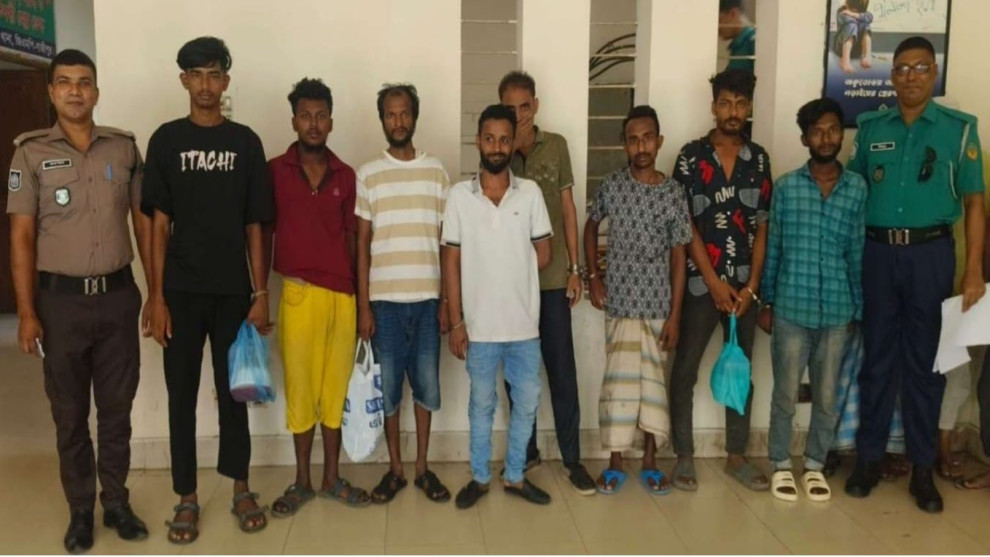 টঙ্গীতে ছিনতাইকারী চক্রের ৮ সদস্য গ্রেপ্তার, উদ্ধার ৫ চাকু ও ৩ সুইচ গিয়ার