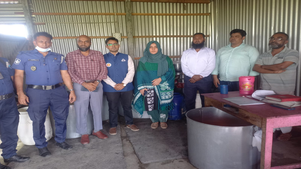 পাবনায় মান সনদ ছাড়াই ঘি উৎপাদন, দুই প্রতিষ্ঠানকে জরিমানা; ধ্বংস ১০০ কেজি ছানা