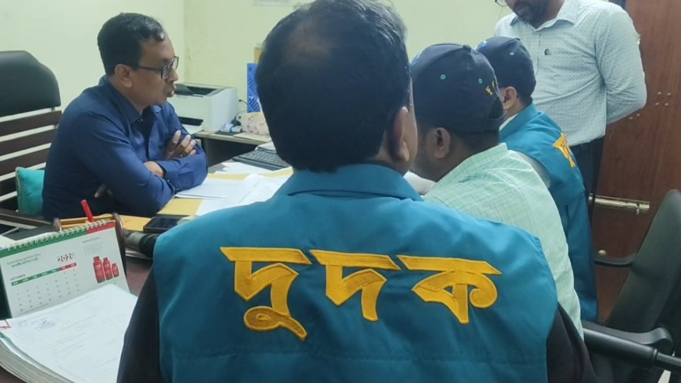 বাগেরহাটে বিআরটিএ কার্যালয়ে দুদকের অভিযান, মিলেছে অনিয়মের তথ্য