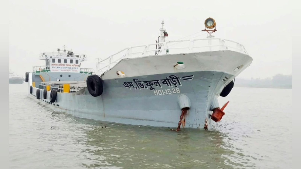 পশুর নদীতে ট্যাংকারের ধাক্কায় ডুবল ১২০০ টন কয়লাবাহী কার্গো, রক্ষা পেলেন ৯ কর্মী
