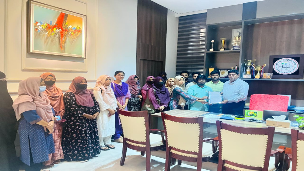 কুবি শিক্ষার্থী ফারজানার মৃত্যুর সুষ্ঠু তদন্তের দাবিতে কুবি উপাচার্যকে স্মারকলিপি