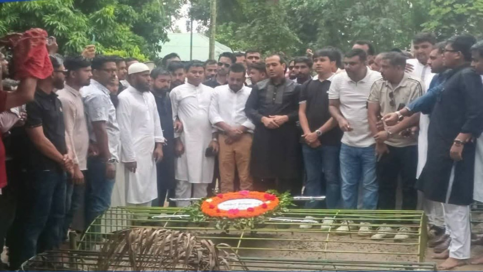 বৃষ্টি থামাতে পারেনি সহযোদ্ধার প্রতি ভালোবাসা, শাকিলের কবরে ছাত্রদলের কেন্দ্রীয় নেতারা