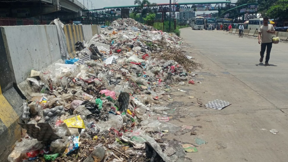 মহাসড়কের ওপর ময়লার ভাগাড়, জনদুর্ভোগ চরমে